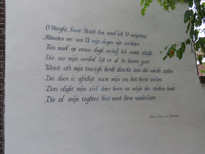 838371 Afbeelding van een gedicht van Anna Maria van Schurman (1607-1678), op een muur in het hofje gelegen tussen de ...